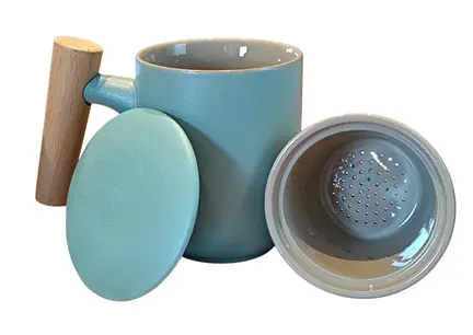[AT09] Tisanière céramique verte avec infuseur et anse en bois